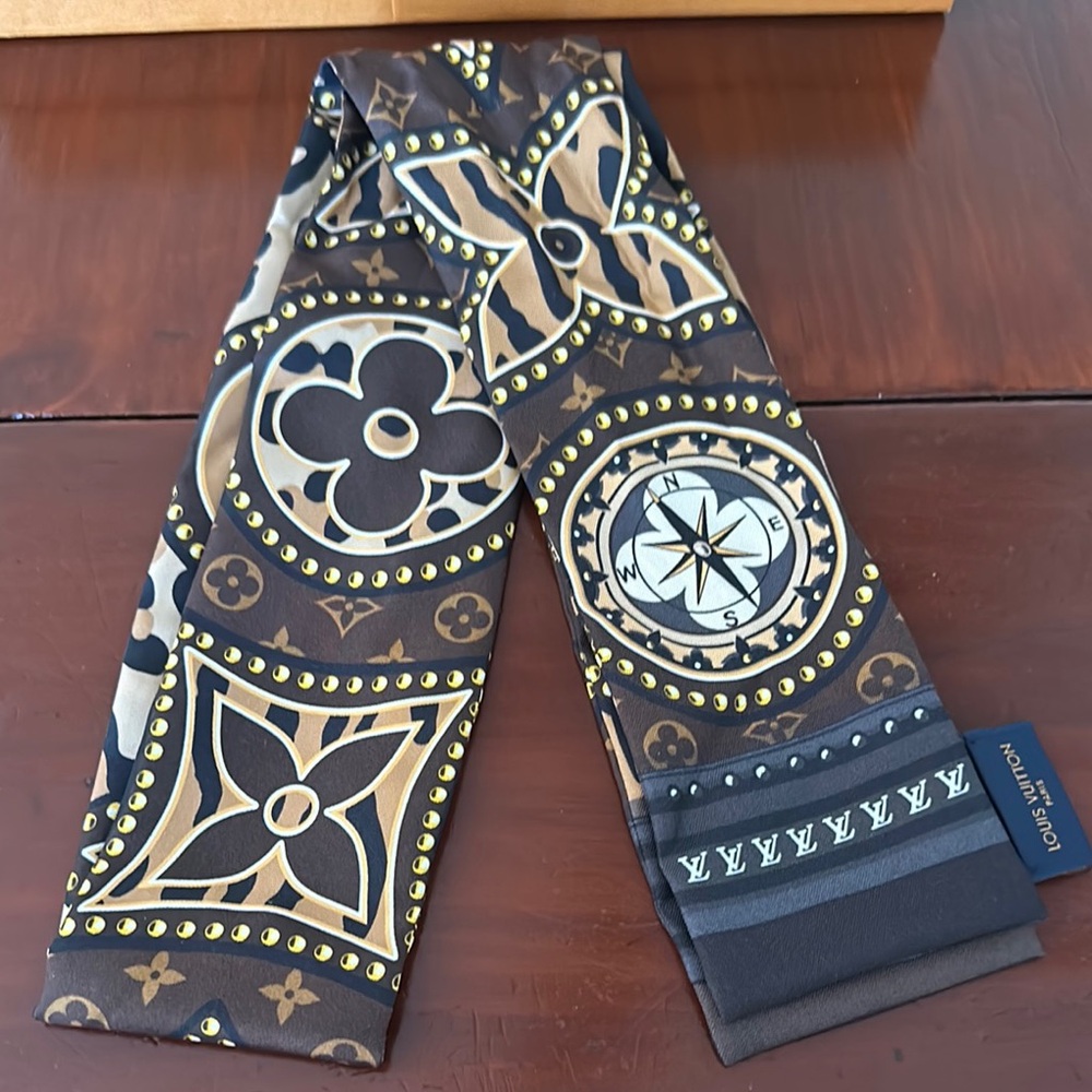 Louis Vuitton Scarf in Black and Gold